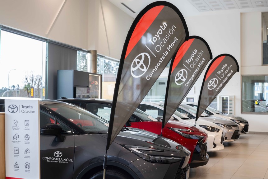 Exposición de coches de ocasión de Compostela Móvil con banderolas de Toyota Ocasión