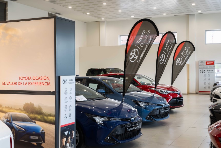 Zona de vehículos de ocasión del concesionario, con cartelería de Toyota Ocasión