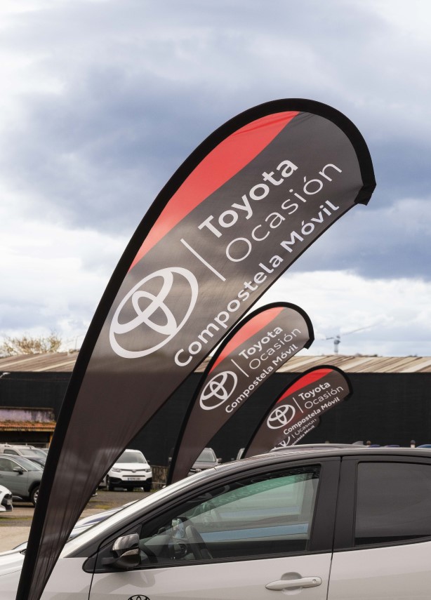 Banderola de Toyota Ocasión junto a un coche en la exposición de Compostela Móvil