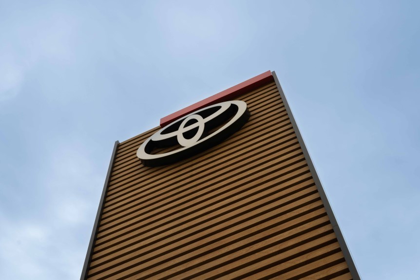 Logotipo de Toyota en la fachada del concesionario Compostela Móvil, visto desde abajo