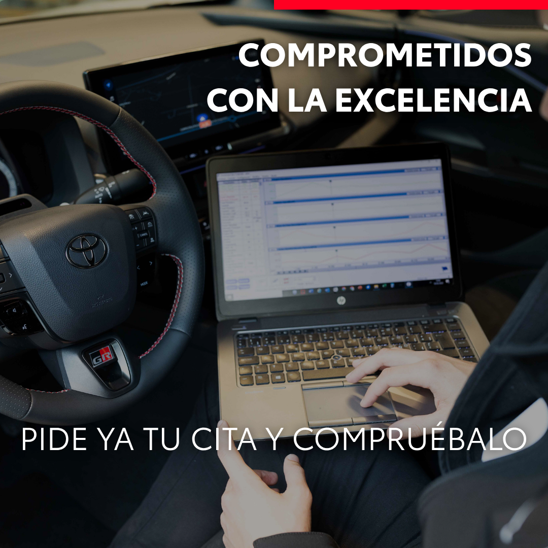 Técnico de Compostela Móvil realizando un diagnóstico con ordenador dentro de un Toyota, con el mensaje «Comprometidos con la excelencia: pide ya tu cita»
