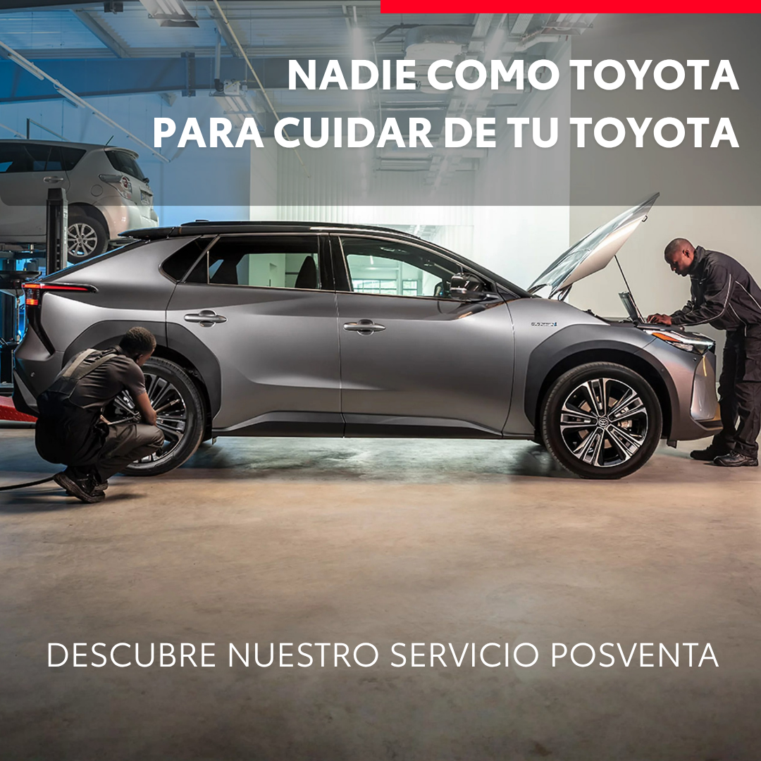 Toyota bZ4X en el taller atendido por dos técnicos, con el lema «Nadie como Toyota para cuidar de tu Toyota»