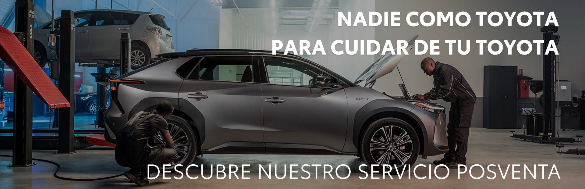 Toyota bZ4X en el taller atendido por dos técnicos, con el lema «Nadie como Toyota para cuidar de tu Toyota»