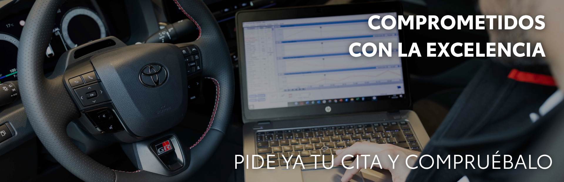 Técnico de Compostela Móvil realizando un diagnóstico con ordenador dentro de un Toyota, con el mensaje «Comprometidos con la excelencia: pide ya tu cita»