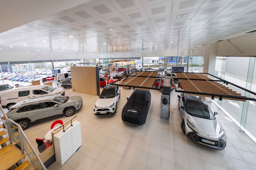 Vista general de la exposición de Compostela Móvil, con los coches y la zona de atención al cliente
