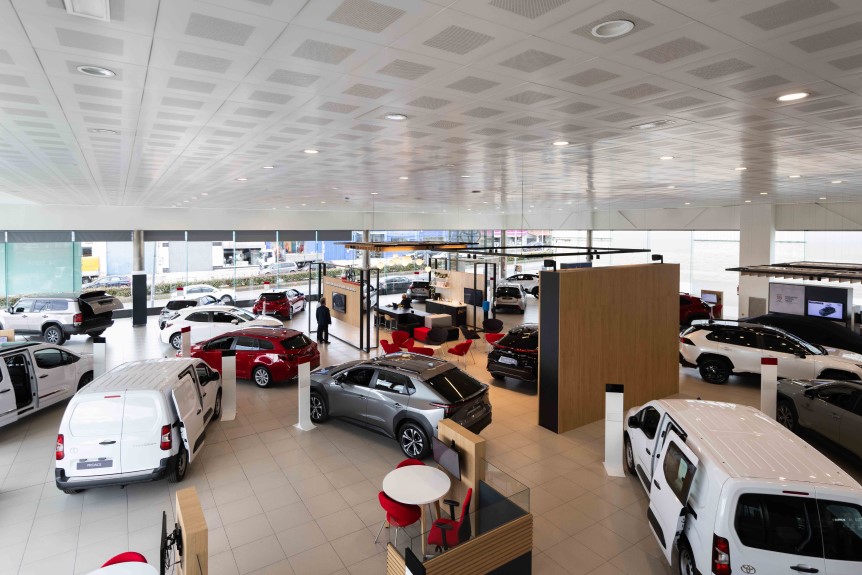 Interior de la exposición de Compostela Móvil con coches Toyota y la zona de oficinas