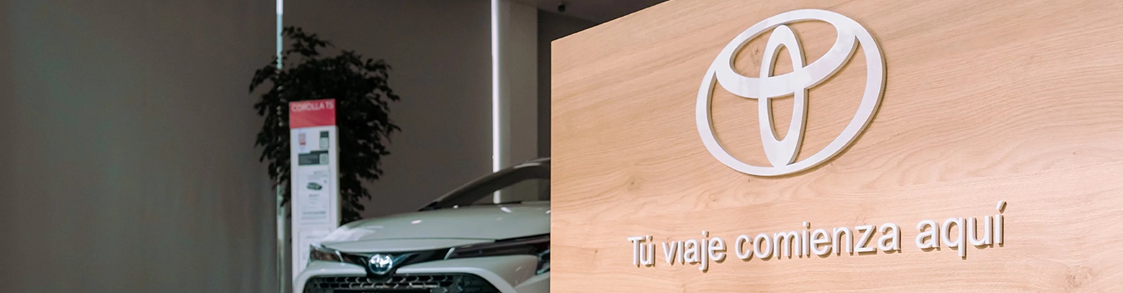 Interior del concesionario Compostela Móvil con el logotipo de Toyota y el lema «Tu viaje comienza aquí»