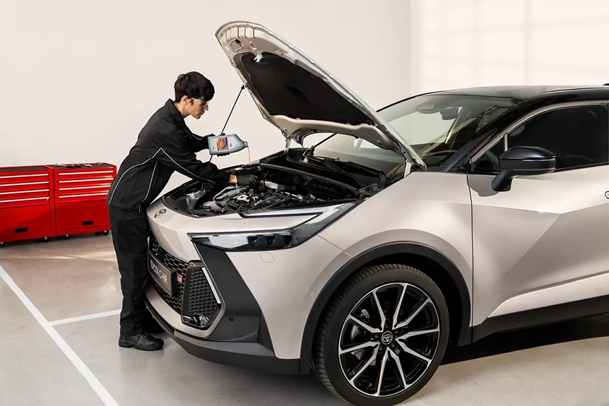 Mecánico revisando el motor de un Toyota C-HR con el capó abierto