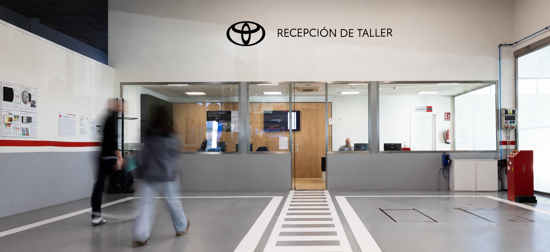 Recepción de taller Toyota Compostela Móvil en Santiago de Compostela. Servicio posventa, revisiones de tu Toyota, carrocería, electricidad y electrónica, neumáticos, pintura, mecánica, reparaciones y mantenimiento Toyota