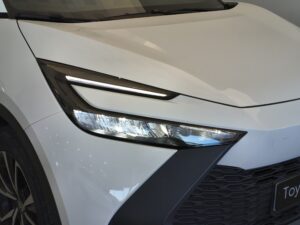 detalle faro delantero toyota CHR 220PH ADVANCE hibrido enchufable de ocasion
