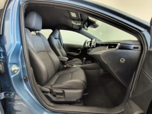 interior toyota corolla 125H Style vista de los asientos delanteros lateral derecho de ocasion