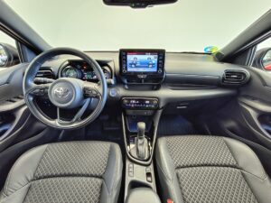 interior salpicadero toyota yaris 120h style